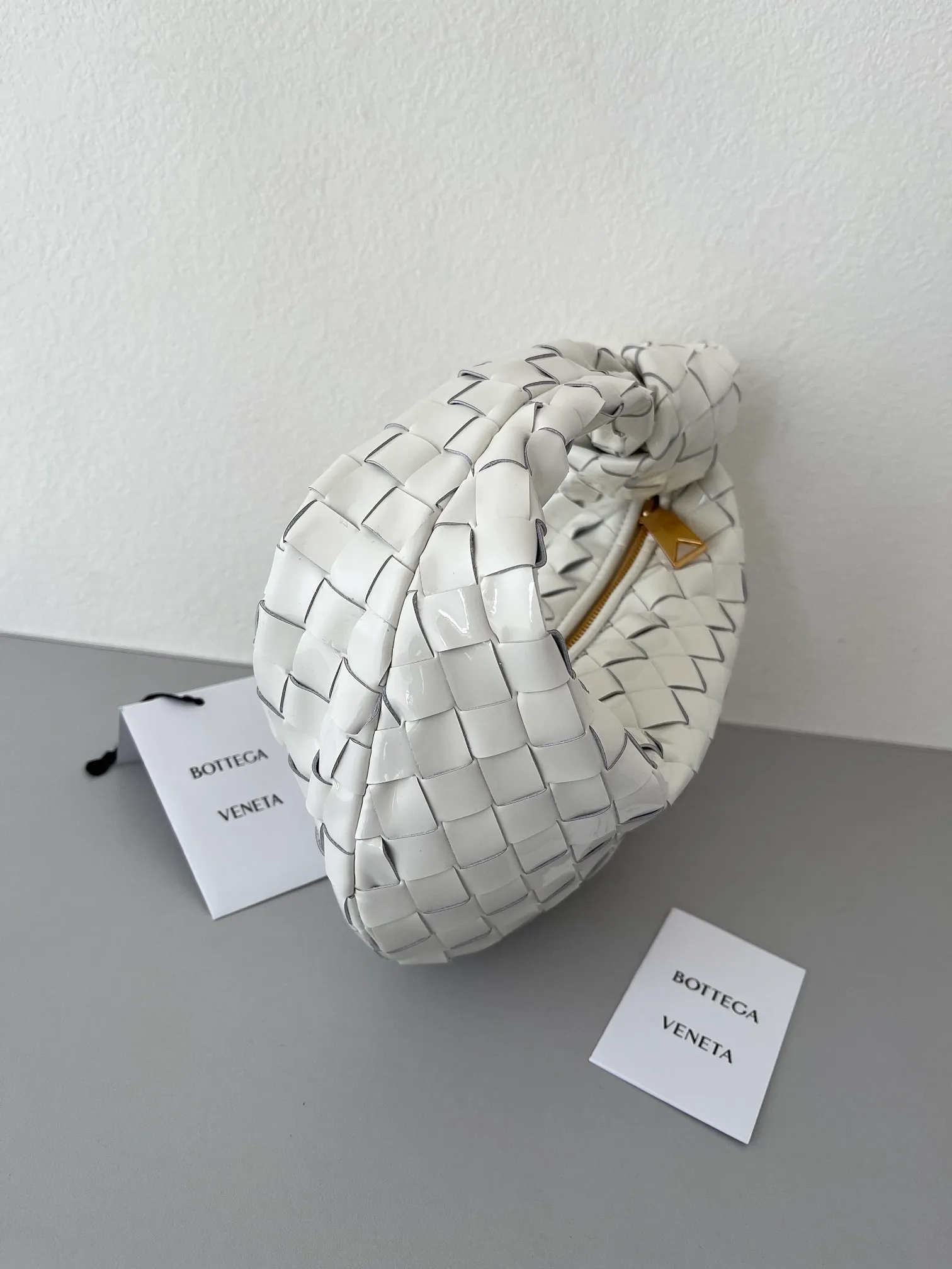 Mini Jodie Patent Leather New Color Bottega Veneta ͙.——The latest woven knotted hobo, the bag has a unique shape, is particularly practical and durable. It retains the traditional woven elements while being a little more flamboyant ~ Made of hand-woven cowhide, zipper opening and closing, curved seamless structure, effortless to match, highly recommended ⚠️⚠️⚠️ Size: 23cm*15cm*5cm